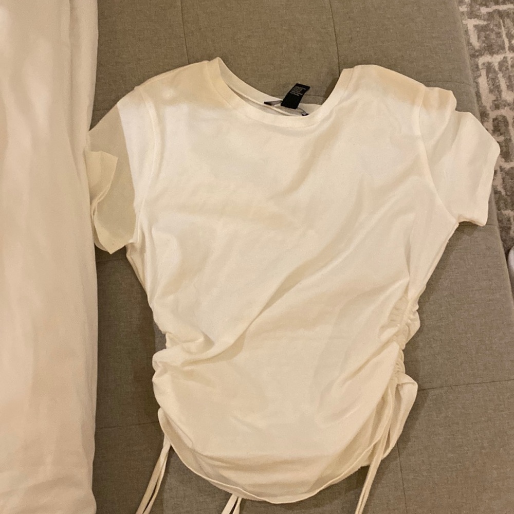 her 21 white T-shirt scrunch pull up on side